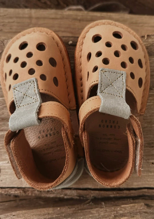 Kids Amber barefoot desert sandal showing wide toe box