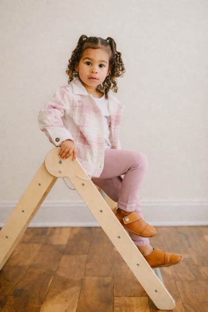 Child’s foot showing natural toe splay compared to narrow kids shoes,